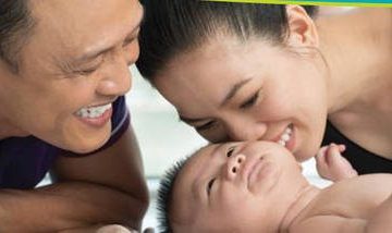 mom dad and newborn